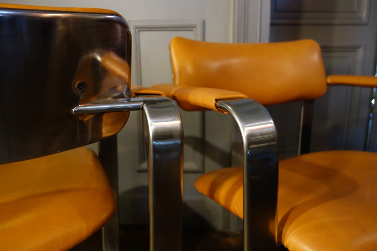 Eero Aarnio " Executive " Mobel Italia, paire de fauteuils métal / cuir