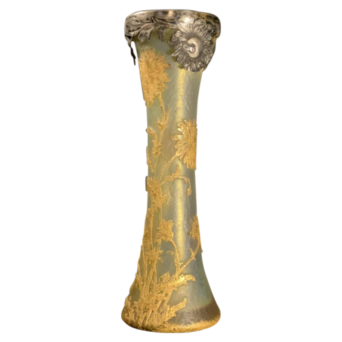 DAUM NANCY, Vase Art Nouveau " DIABOLO ", verre doublé à décor de Marguerites dégagé à l'acide et rehaussé d'or, fond givré opalescent, circa 1905
