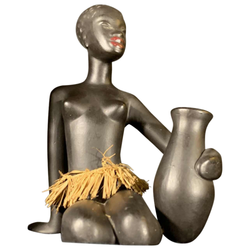 ANZENGRUBER KERAMIK, Sculpture en céramique Femme Africaine Watusi nue au tamtam et pagne, circa 1950