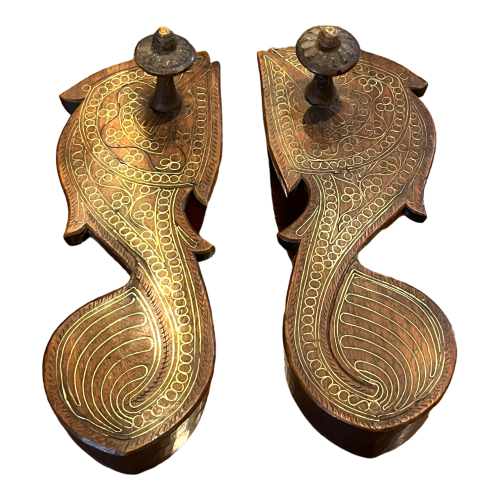 Paire de Paduka de prêtres ou rois hindous, bois de teck et filets de laiton, 19ème siècle