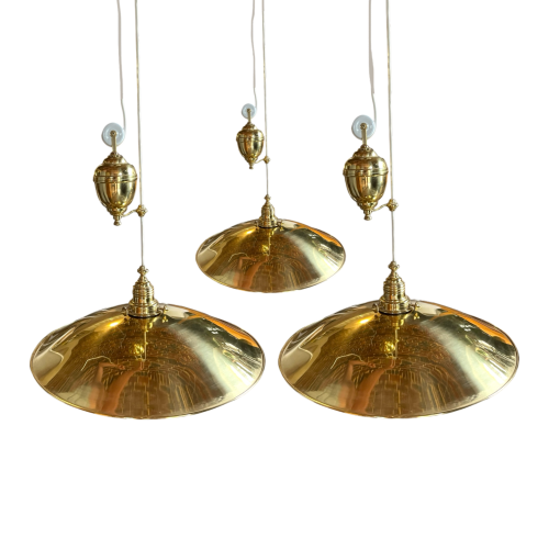 Suite de 3 suspensions de style Hollywood Regency réglables en hauteur, laiton doré, Italie ca 1980