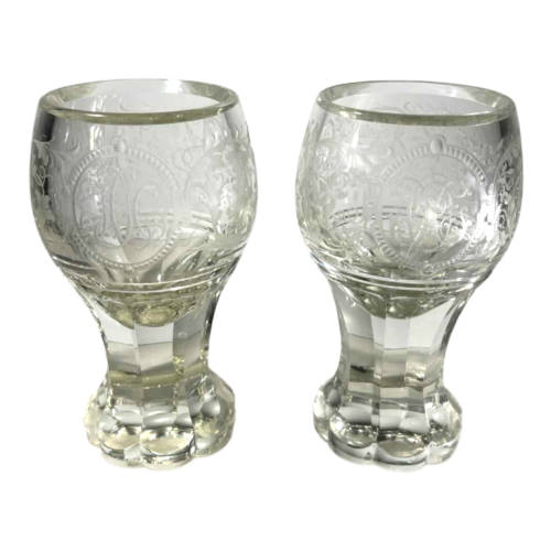 Paire de verres sur pieds en cristal épais taillé à décor de rinceaux et monogramme, Bohème ca 1900